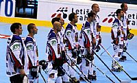 STADION STOJ. et in-line hokejist hled k vlajce, zatmco hraje esk sttn hymna. 